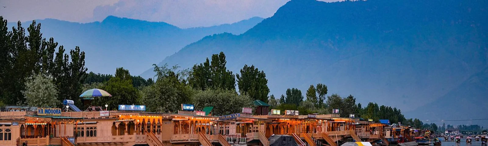 Delhi to Srinagar Tour by Tempo Traveller